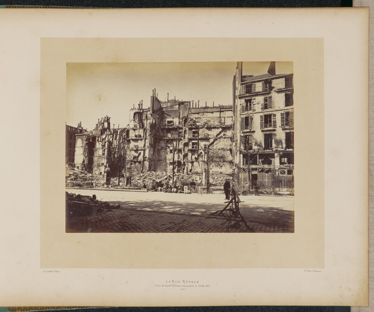 La Rue Royale (esquina con el Faubourg Saint-Honoré) fue pasto de las llamas el 24 de mayo de 1871. de Alphonse J. Liébert