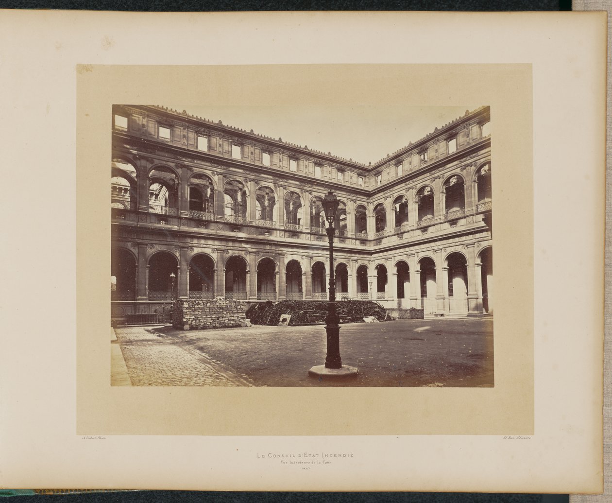 El Consejo de Estado incendiado. Vista interior del patio. de Alphonse J. Liébert