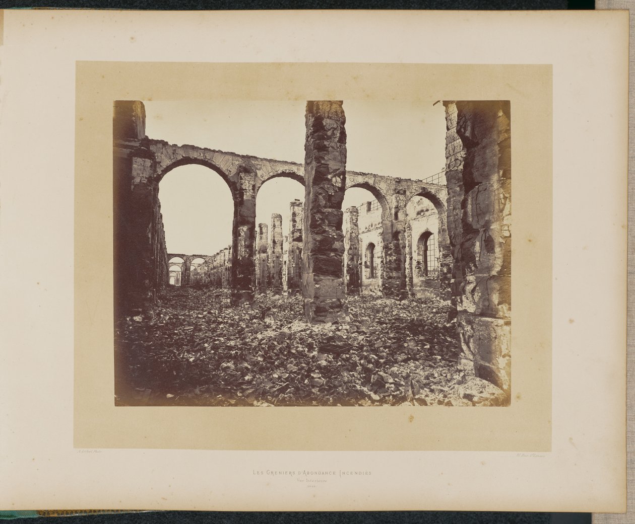 Los graneros incendiados. Vista interior. de Alphonse J. Liébert