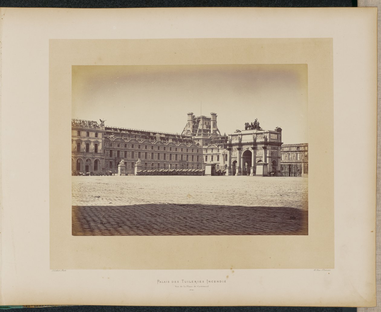 Palacio de las Tullerías incendiado. Vista de la Plaza del Carrusel. de Alphonse J. Liébert