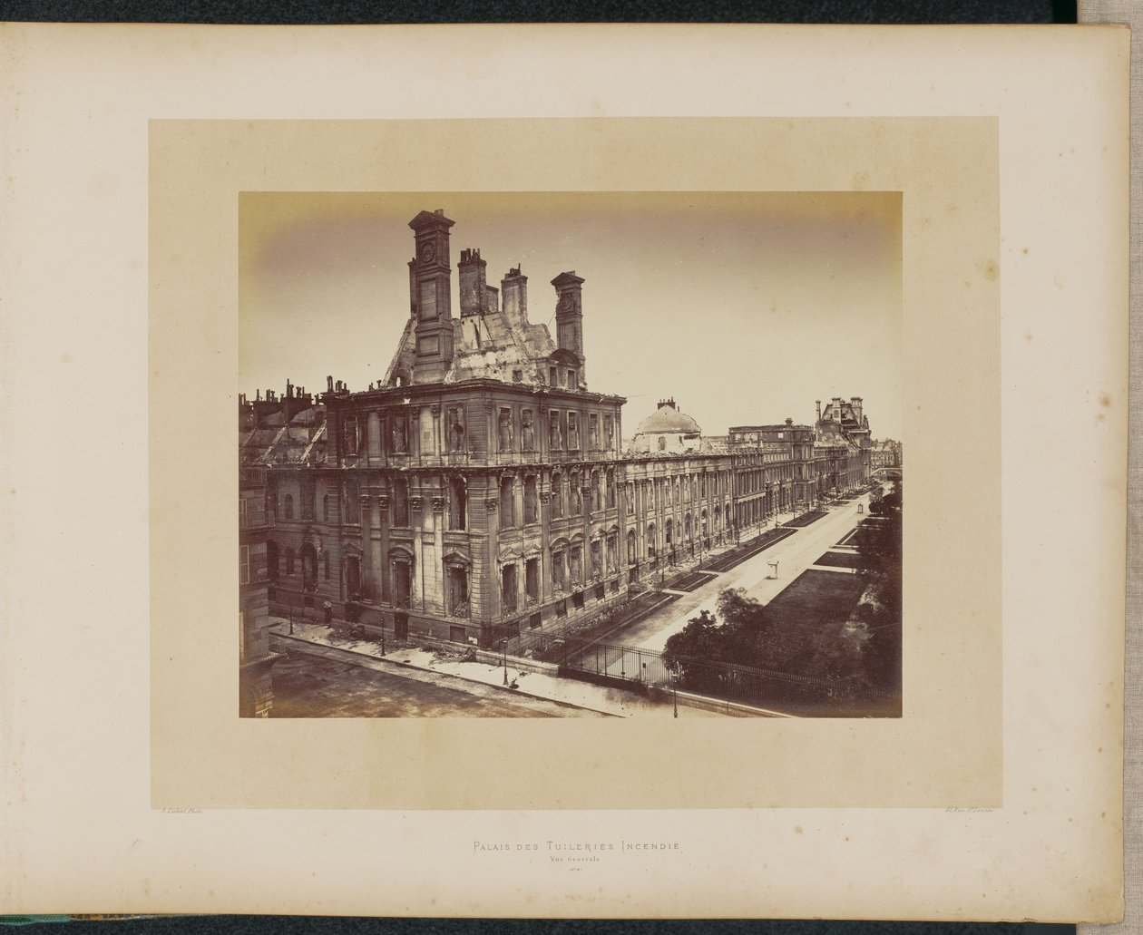 Palacio de las Tullerías incendiado. Vista general. de Alphonse J. Liébert