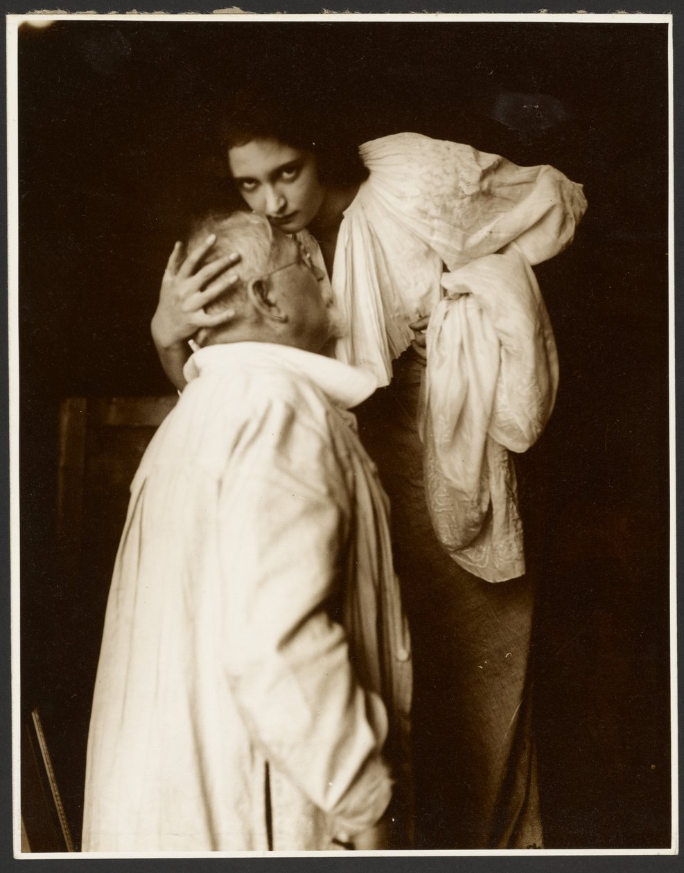 [Alphonse Mucha en traje con su hija Jaroslava como modelo para el cartel, "De Forest Phonofilm", la primera película sonora proyectada en el cine Bio Adria (Praga), Zbiroh, Bohemia]. de Alphonse Maria Mucha