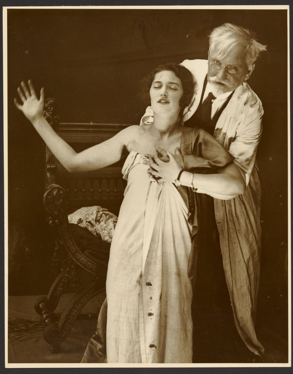 [Alphonse Mucha en traje con su hija Jaroslava como modelo para el cartel, "De Forest Phonofilm", la primera película sonora proyectada en el cine Bio Adria (Praga), Zbiroh, Bohemia]. de Alphonse Maria Mucha
