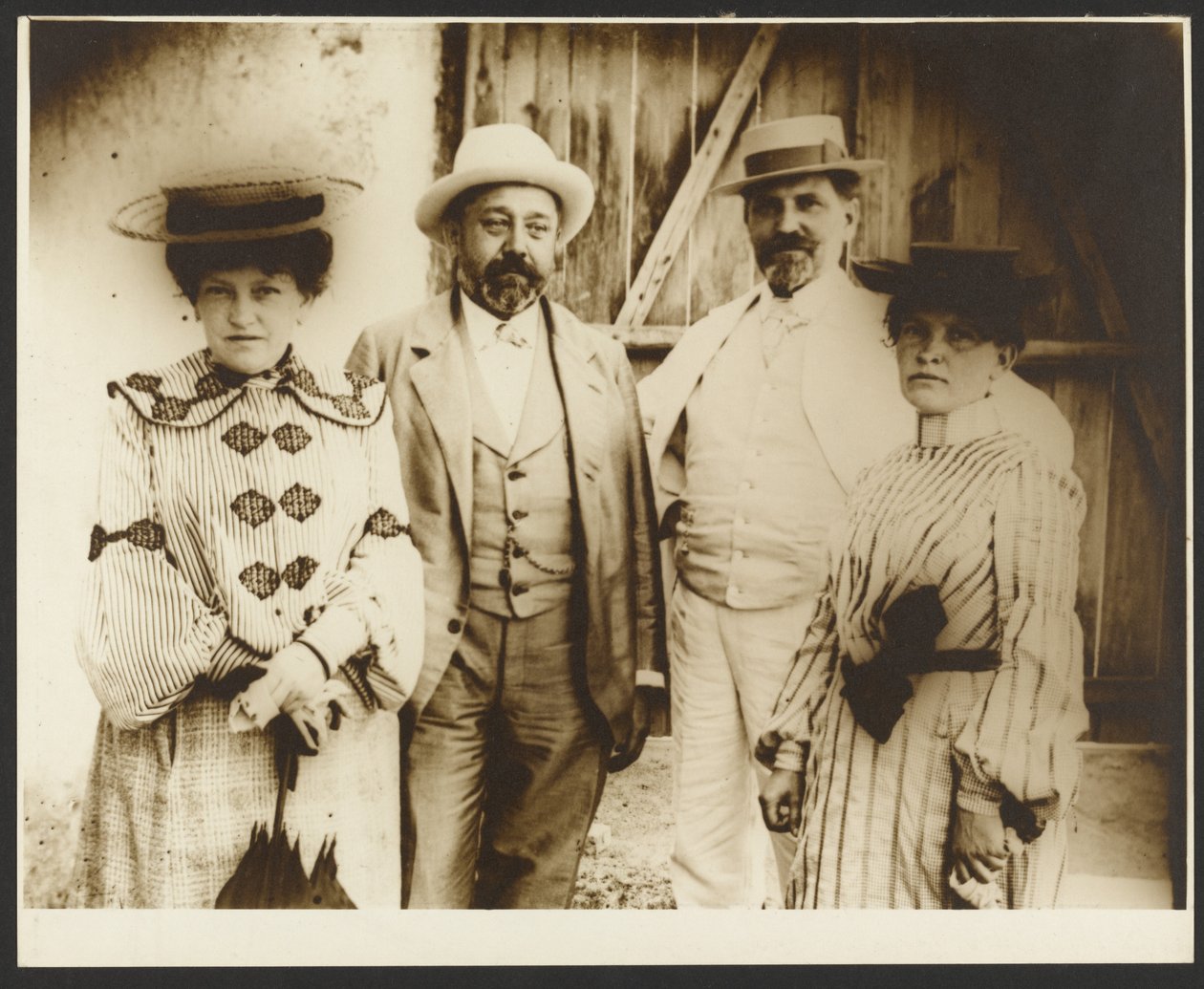 [Alphonse Mucha con las hermanas Ana y Andela y el marido de Andela, Jan Remunda, Rosice, cerca de Brno, Moravia]. de Alphonse Maria Mucha