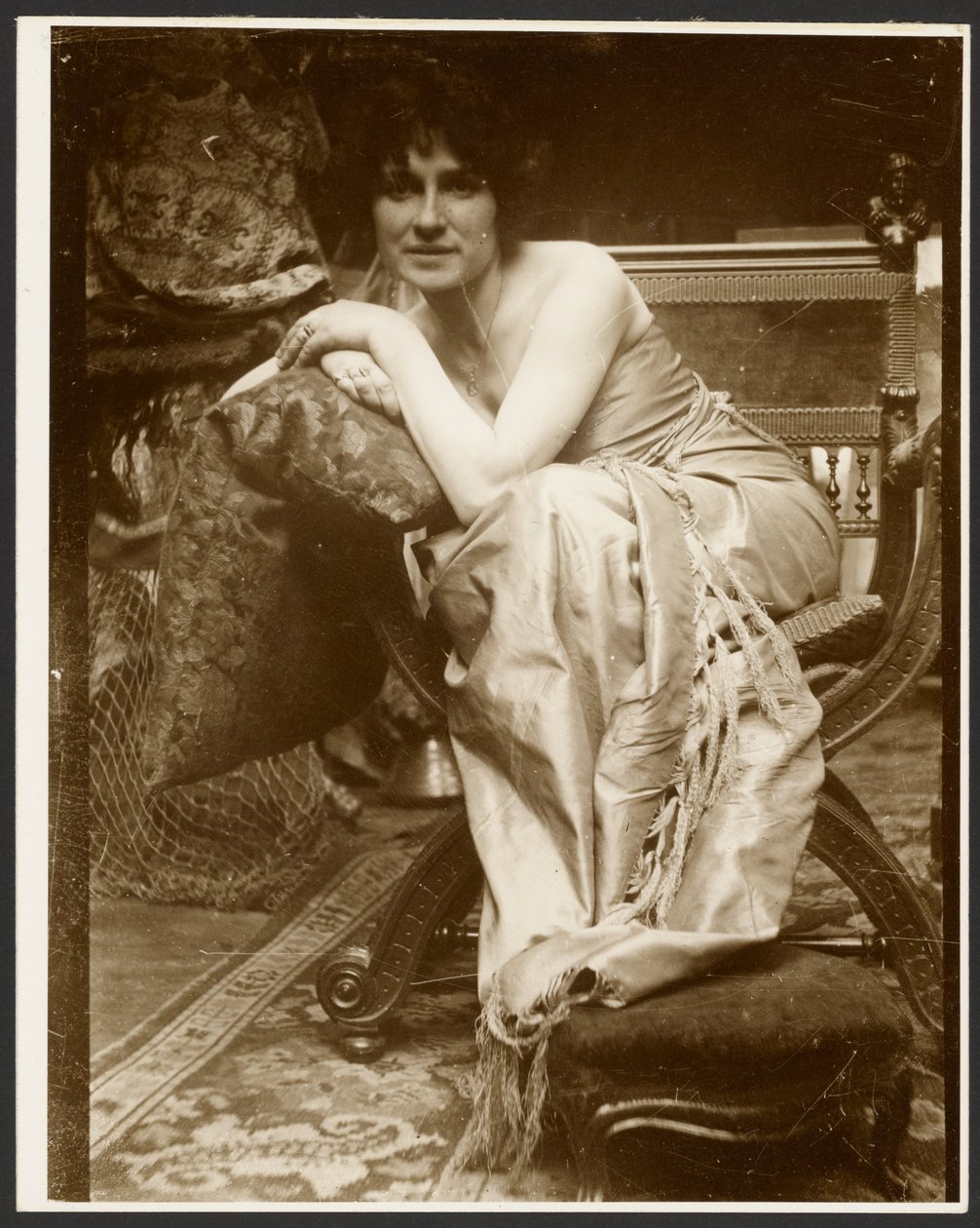 [Modelo femenina posando para el panel decorativo "Esmeralda", utilizado a principios de los años 30 para otros dibujos y pinturas, París]. de Alphonse Maria Mucha