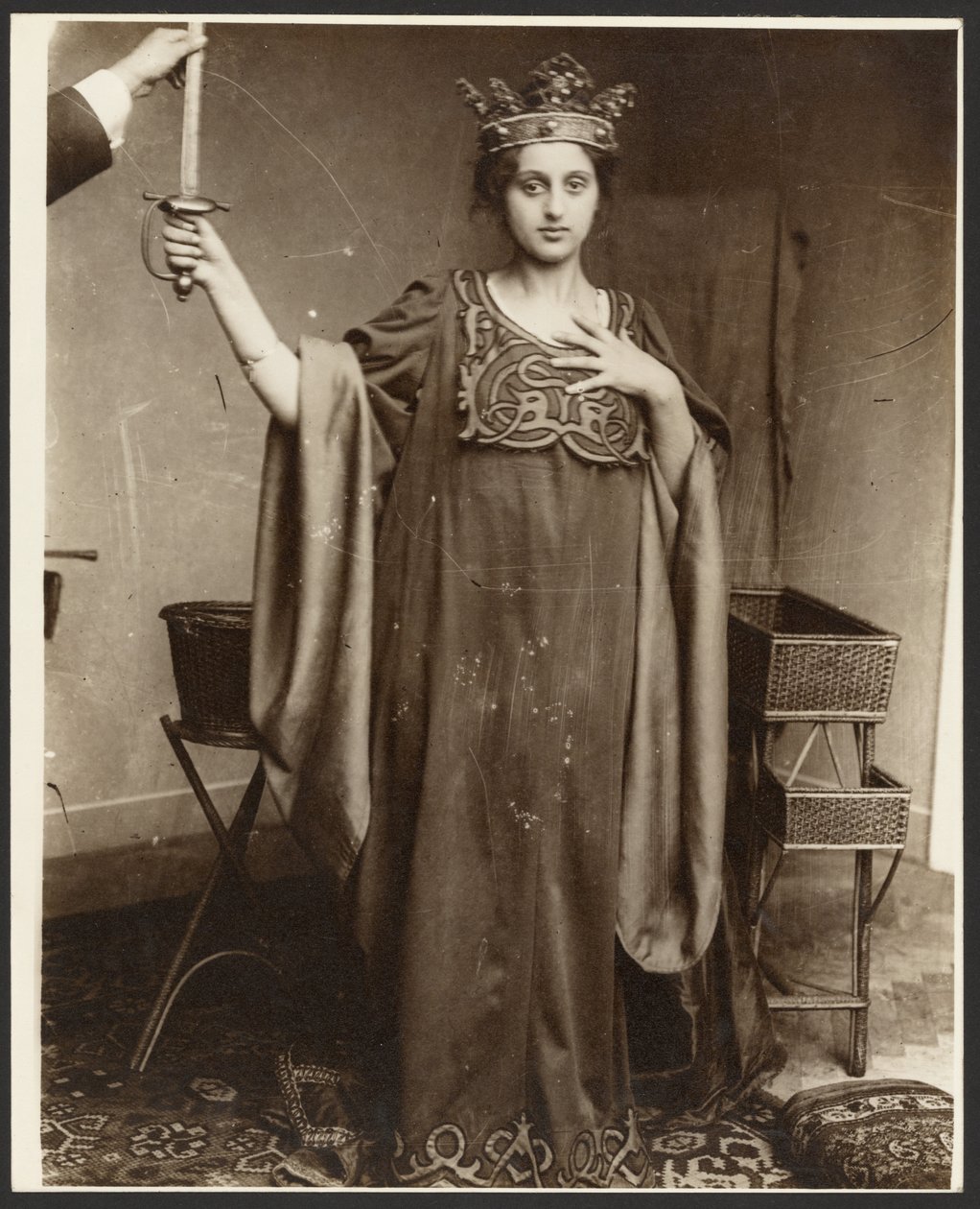 [Modelo femenino con corona y espada en la mano] de Alphonse Maria Mucha