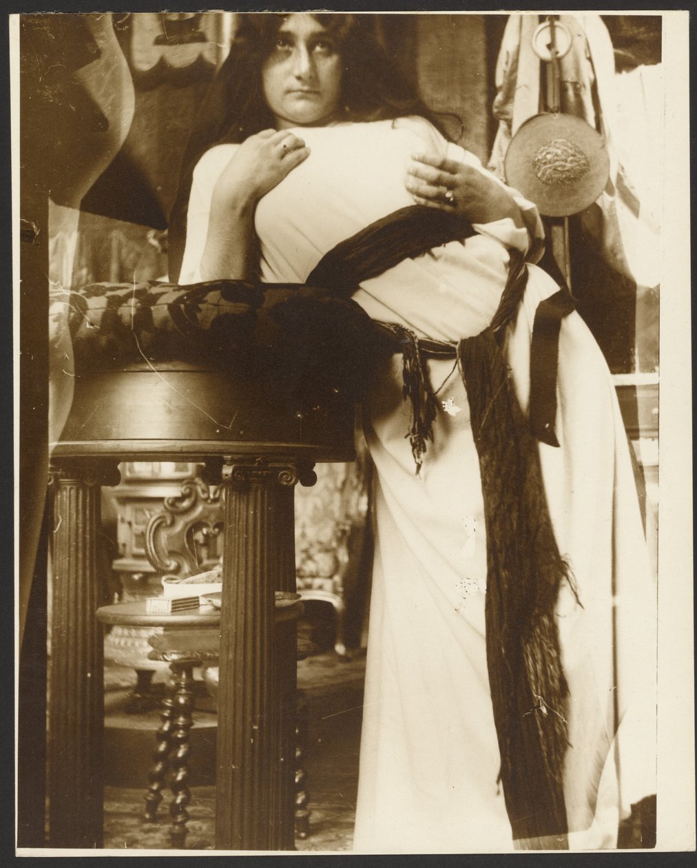[Modelo femenino para la ilustración de "Cloches de Noël et de Pâques" de Emil Gebhart, París]. de Alphonse Maria Mucha