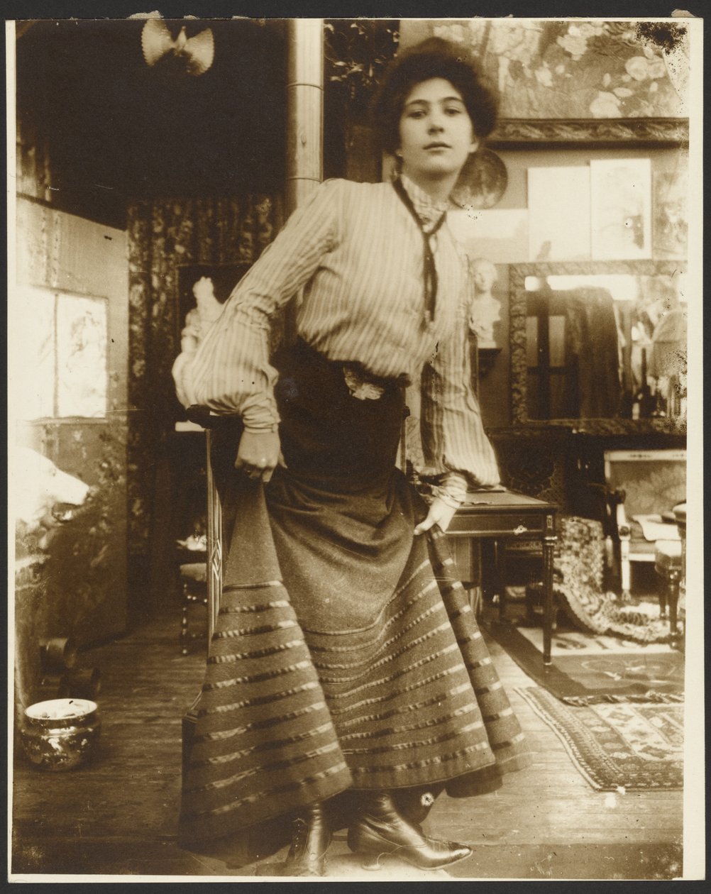 [Modelo femenina con blusa de rayas y vestido largo, París]. de Alphonse Maria Mucha