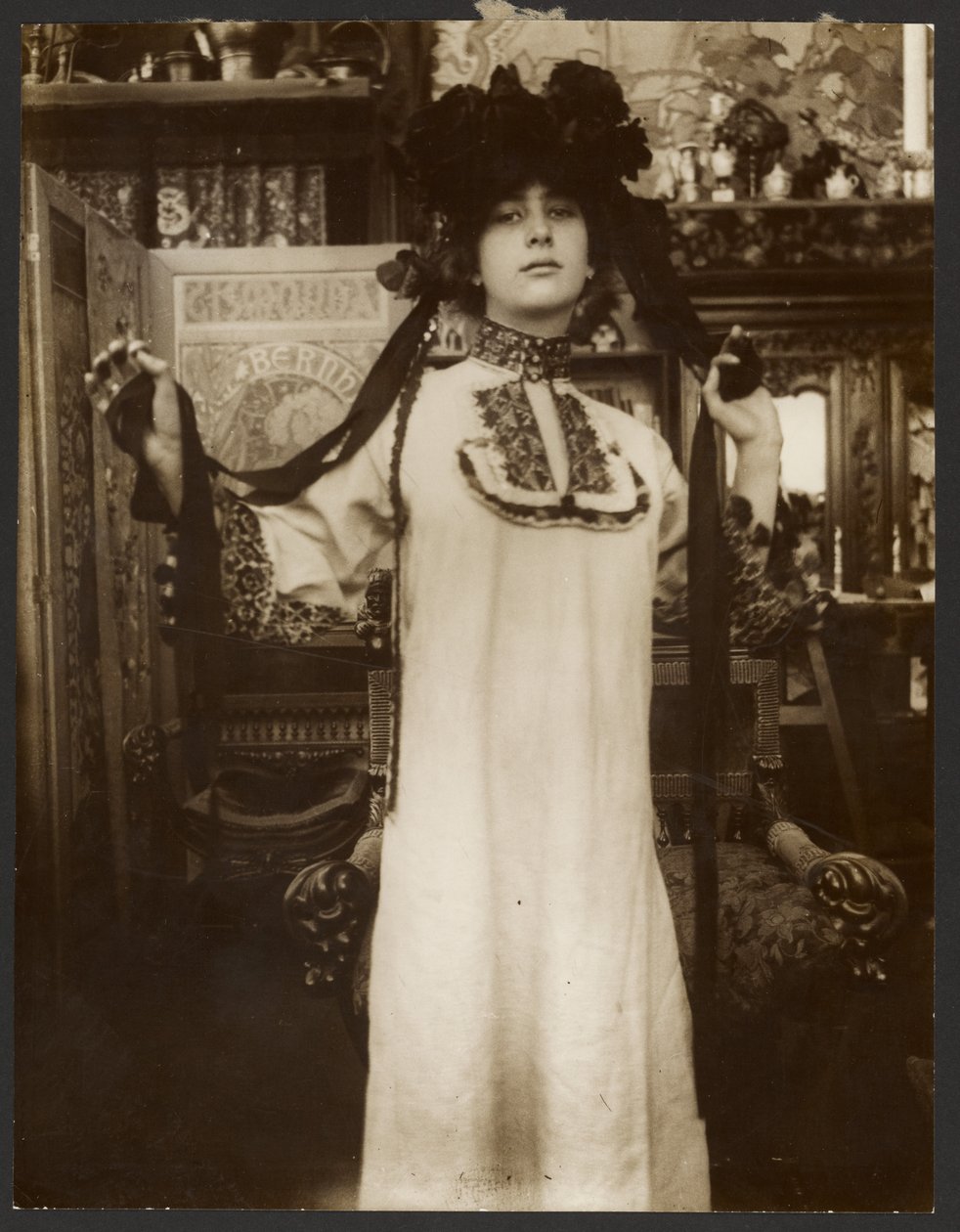 [Modelo femenina con larga túnica blanca y sombrero con lazos, París]. de Alphonse Maria Mucha