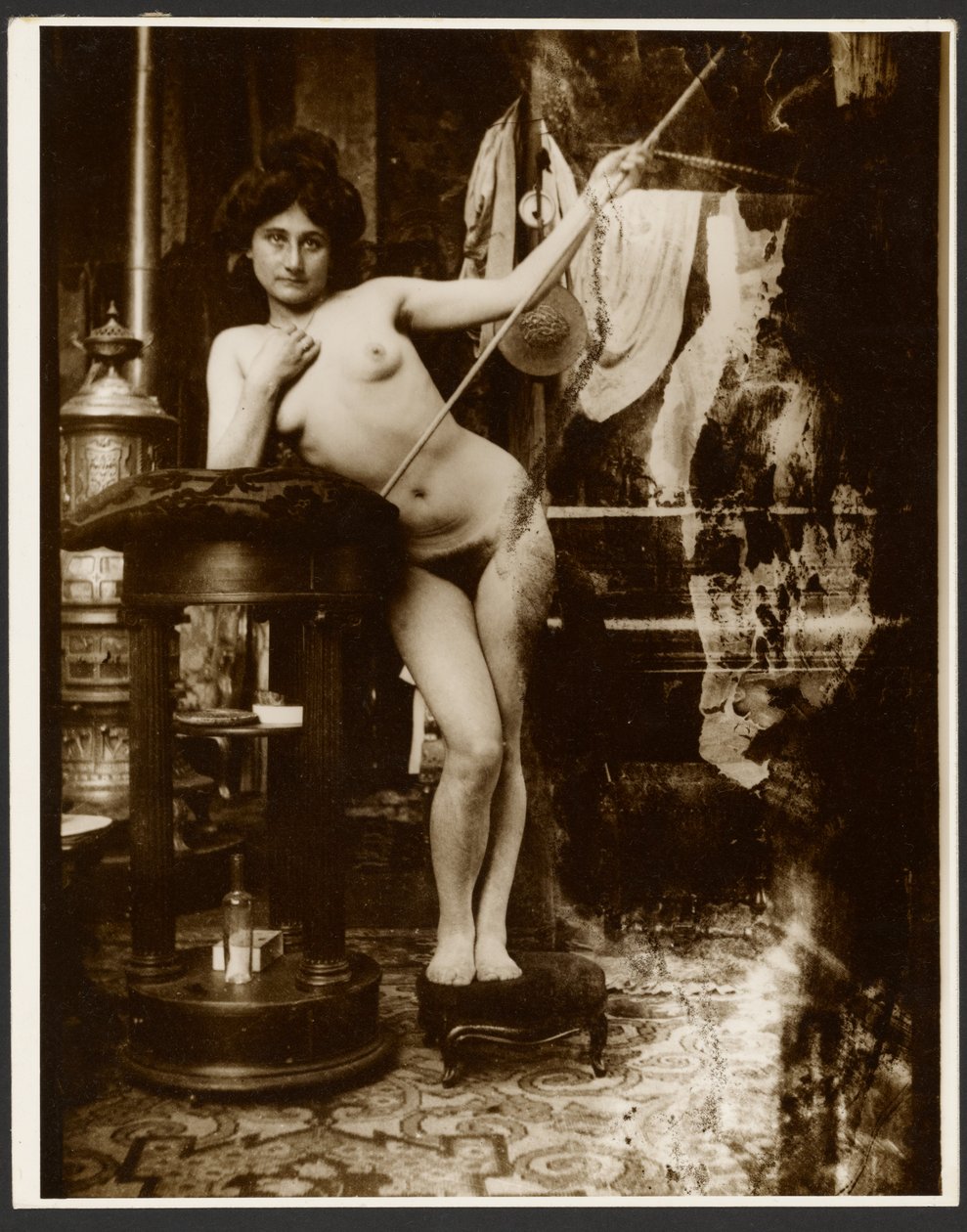 [Desnudo femenino con una lanza, París] de Alphonse Maria Mucha
