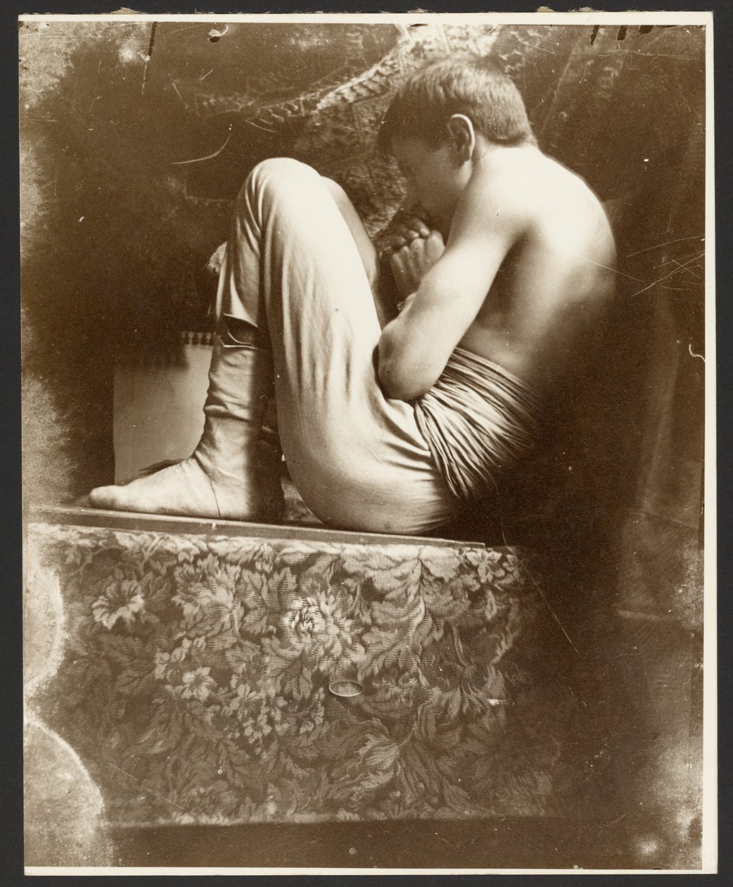 [Modelo masculino en posición fetal, París] de Alphonse Maria Mucha