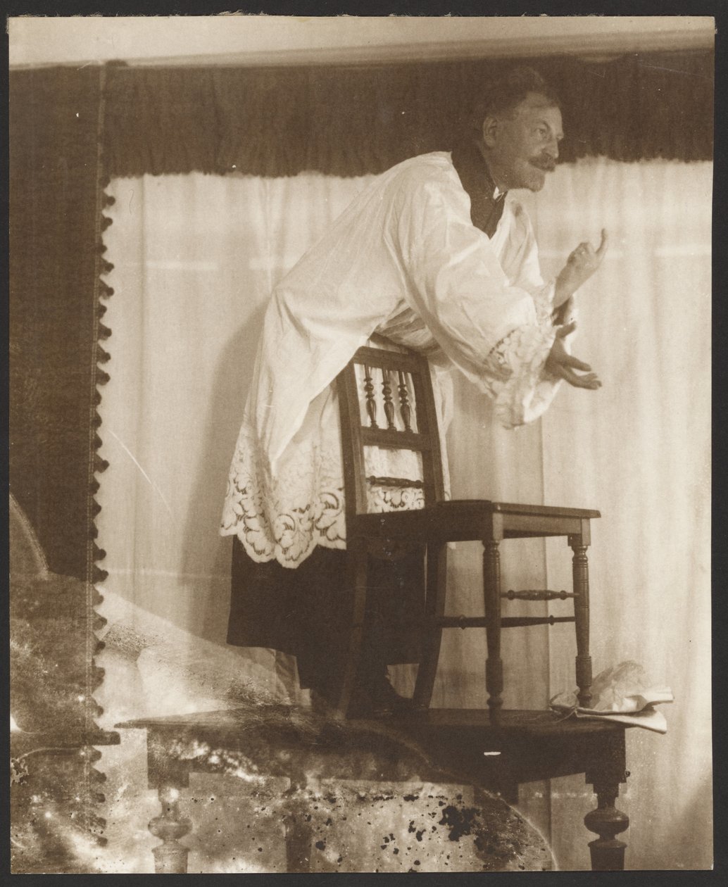 [Autorretrato de Alphonse Mucha posando como "Jan Jus" para su cuadro "El maestro John Juss predicando en la capilla de Belén" (1916) del "Ciclo de la Epopeya de los Eslavos, Zbiroh, Bohemia"]. de Alphonse Maria Mucha