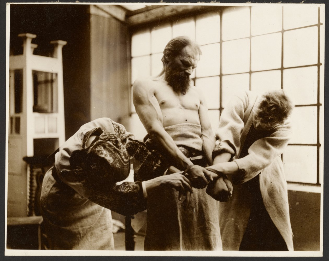 [Tres modelos posan para el "grupo simbólico" en el cuadro "La fiesta de San Vito en Rügan", del "Ciclo épico de los eslavos, Zbiroh, Bohemia"]. de Alphonse Maria Mucha