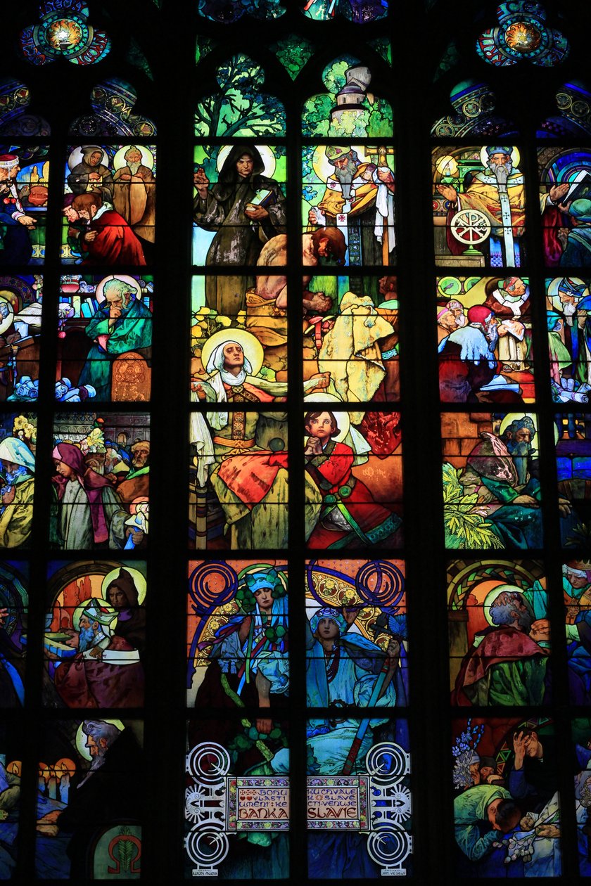 Detalle de un vitral, Vida de los Santos Cirilo y Metodio, Catedral de San Vito, Wenceslao y Adalberto, Praga, República Checa (vitral) de Alphonse Mucha