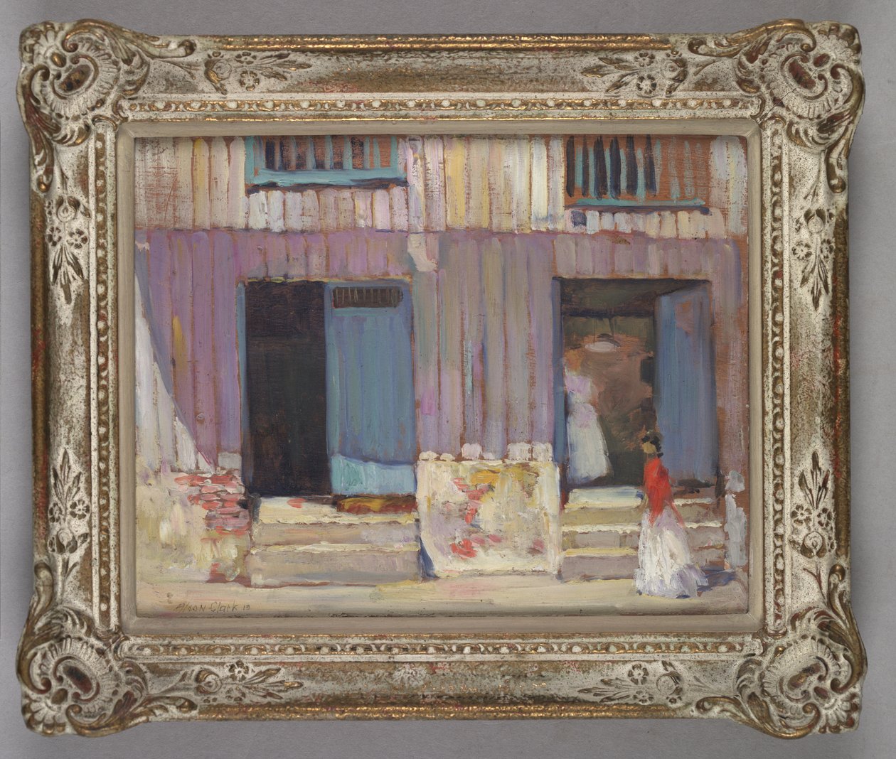Mujer caminando frente a edificios de Alson Skinner Clark