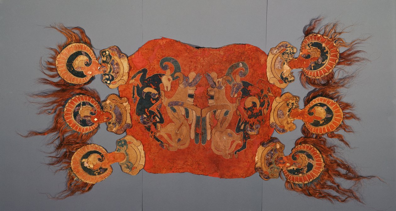 Cubierta de silla de montar decorada con grifos atacando cabras montesas de Altaic School