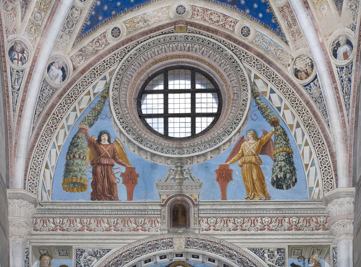 Ángeles con escudos rojos y decoraciones de Ambrogio da Fossano
