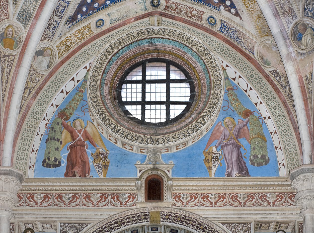 Ángeles con escudos sosteniendo guirnaldas de Ambrogio da Fossano