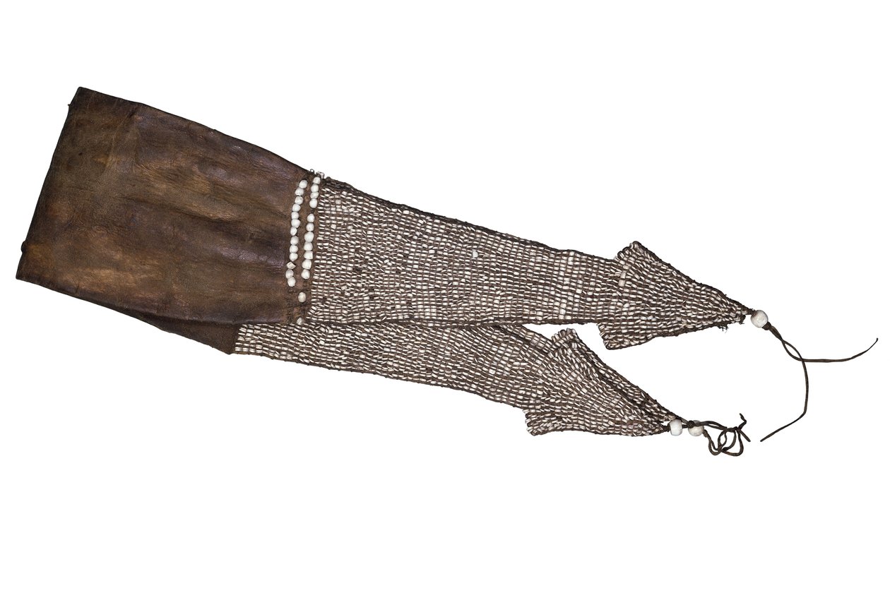 Bolsa de piel ornamentada con conchas de marginella nirosa, probablemente siglo XVII de American