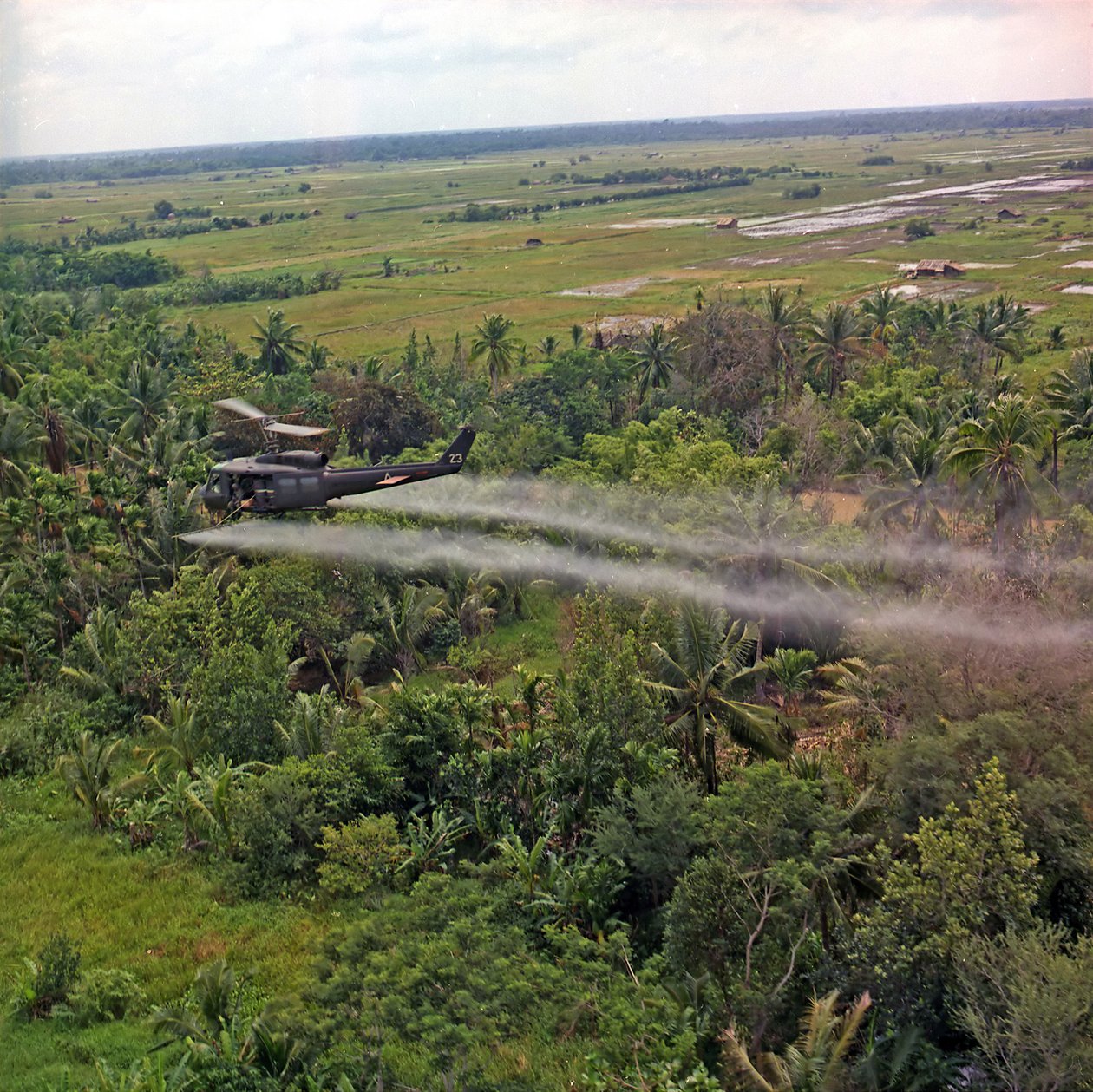 Un helicóptero UH-1D de la 336ª Compañía de Aviación rocía un agente defoliante en una densa área de jungla en el Delta del Mekong, 26 de julio de 1969 de American Photographer
