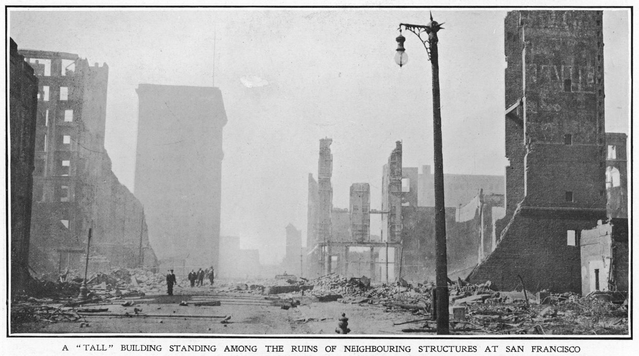Un edificio alto de pie entre las ruinas de estructuras vecinas después del terremoto de San Francisco de 1906, 1906 de American Photographer
