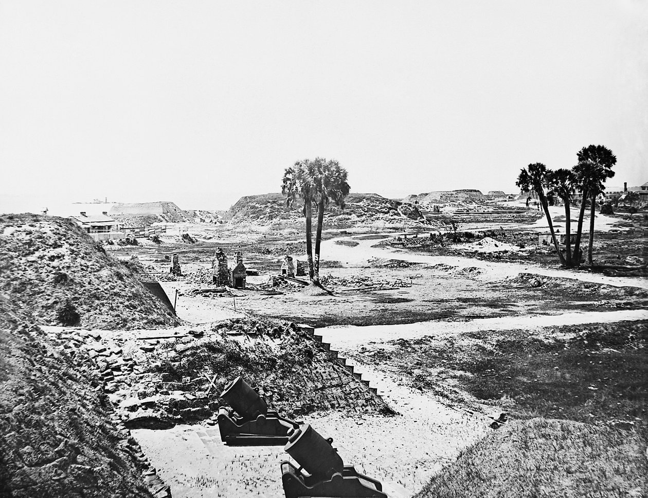 Morteros abandonados y fortificaciones confederadas vacías junto a Fort Moultrie en la Isla Sullivans, Puerto de Charleston, Carolina del Sur, 1865 de American Photographer