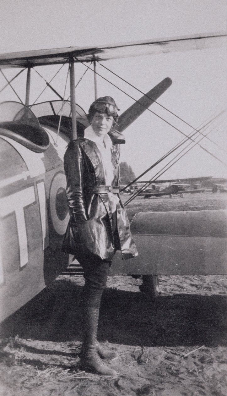Amelia Earhart (1897-1937) junto al biplano McLintic, c.1922 de American Photographer