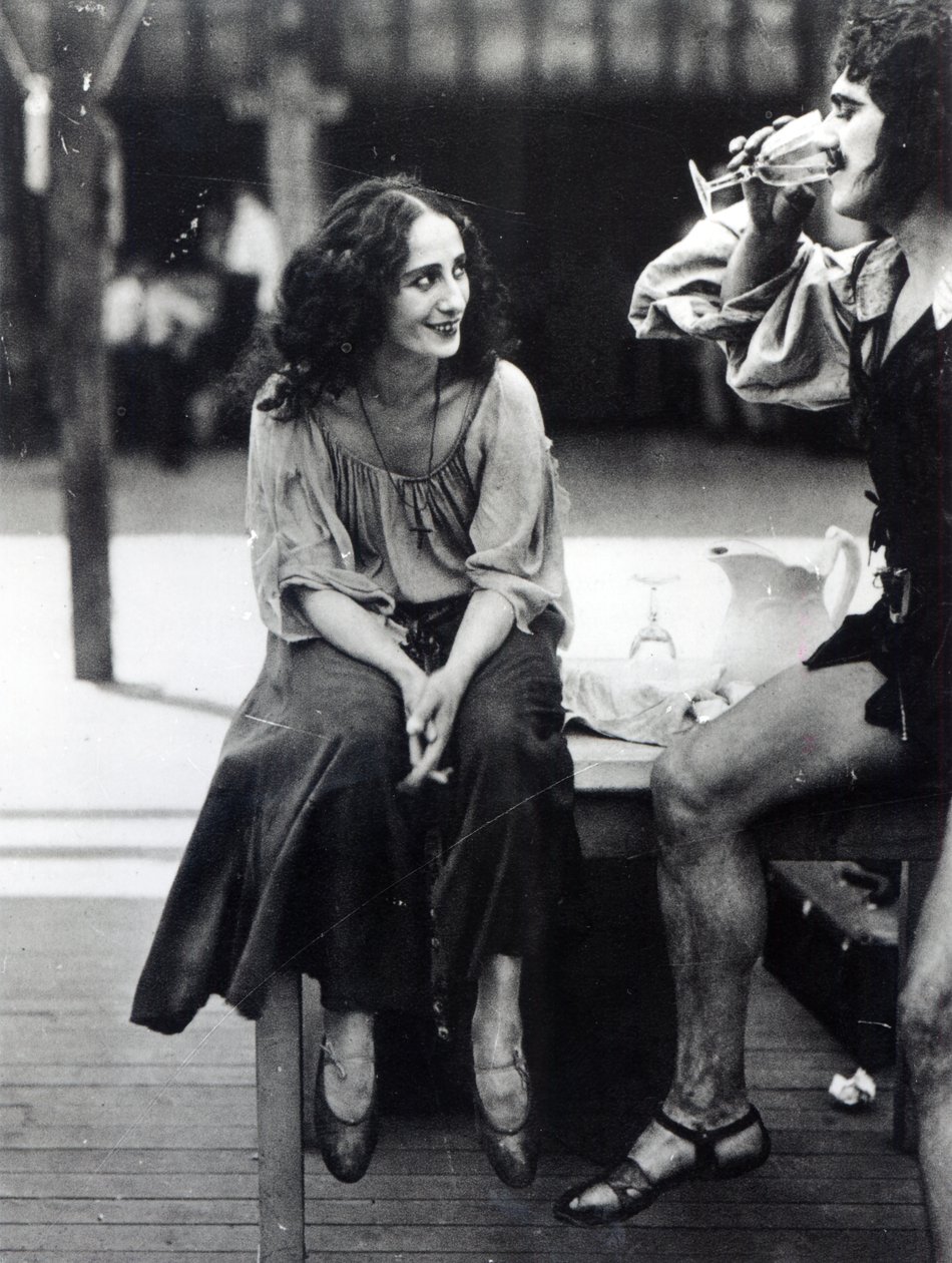 Anna Pavlova como Fenella en una escena de la película 