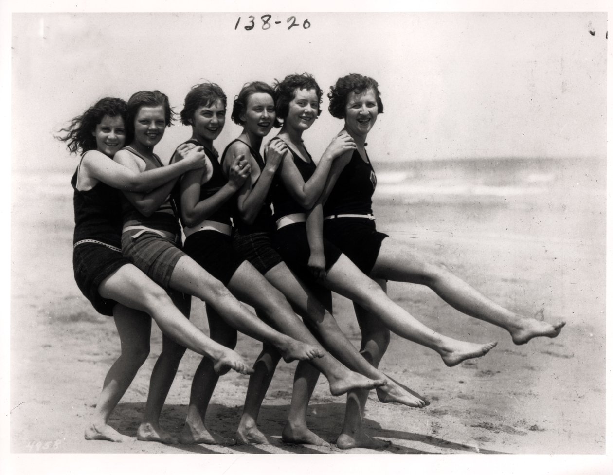 Bellezas bañistas, 1924 de American Photographer