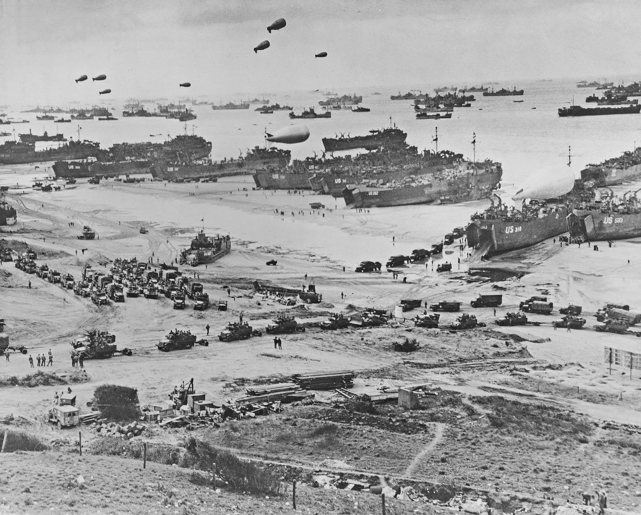 Vista aérea de las lanchas de desembarco, globos de barrera y tropas aliadas desembarcando en Normandía, Francia en el Día D, 6 de junio de 1944 de American Photographer