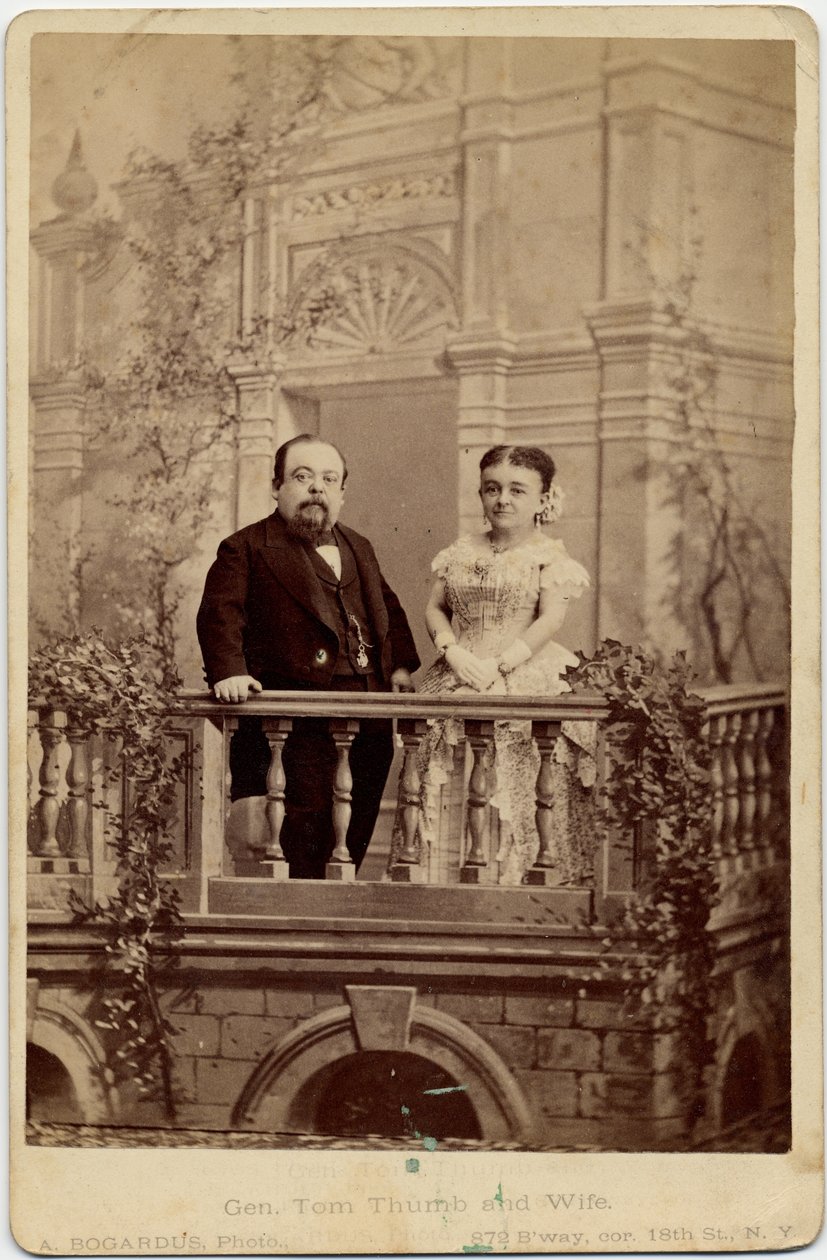 Charles Sherwood Stratton, pseudónimo: General Tom Thumb (1838-83) y Mercy Lavinia Warren Bump (1841-1919), su esposa, conocida como Mrs Tom Thumb, artistas y enanos de American Photographer