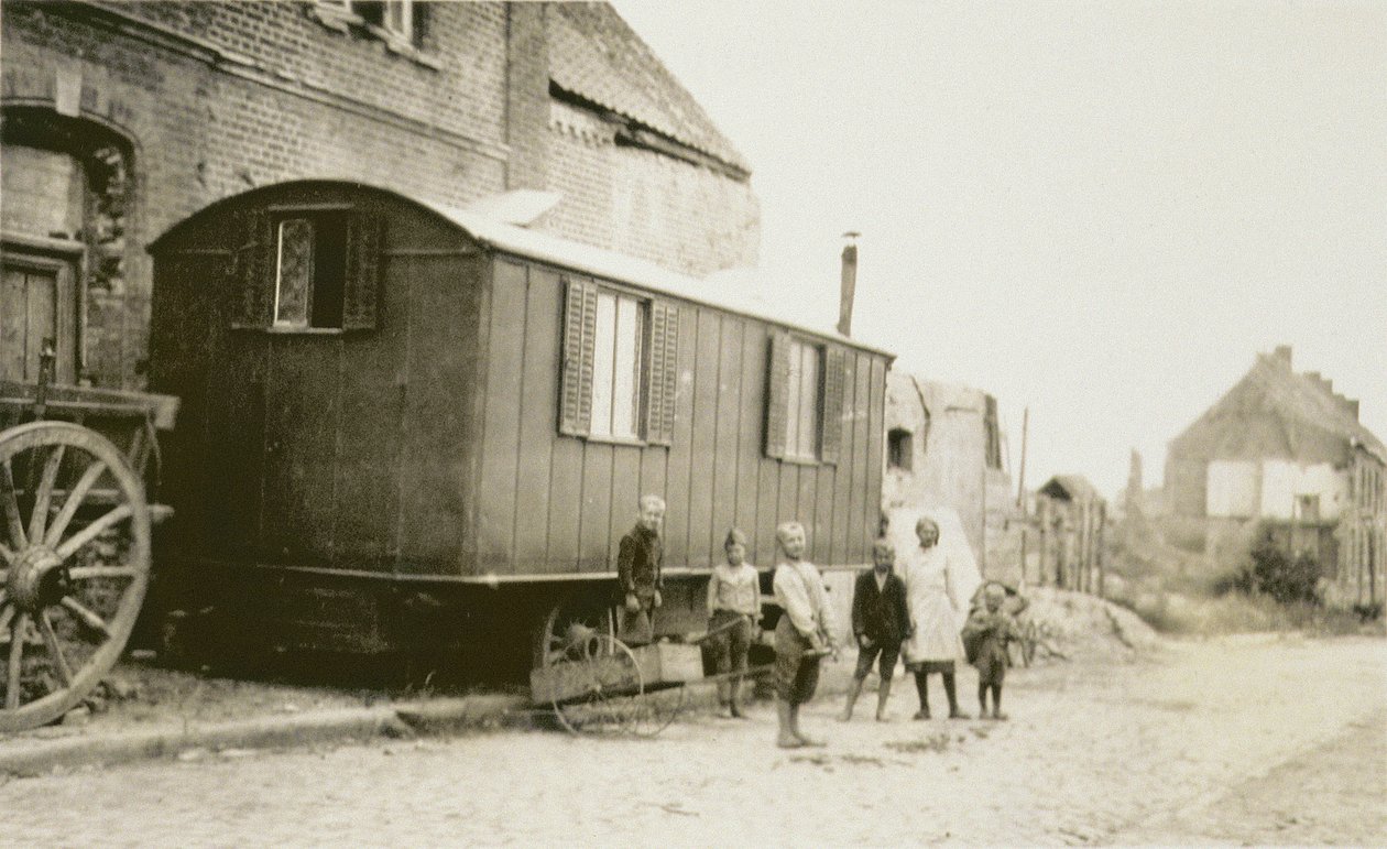 Niños y familias en la Francia posterior a la Primera Guerra Mundial, Lens, Pas-de-Calais, 1919 de American Photographer