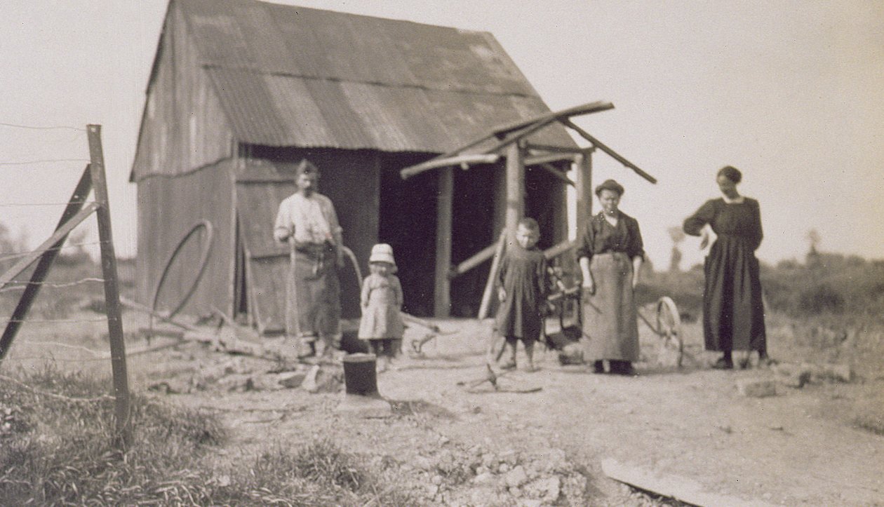 Niños y familias en la Francia posterior a la Primera Guerra Mundial, Lens, Pas-de-Calais, 1919 de American Photographer