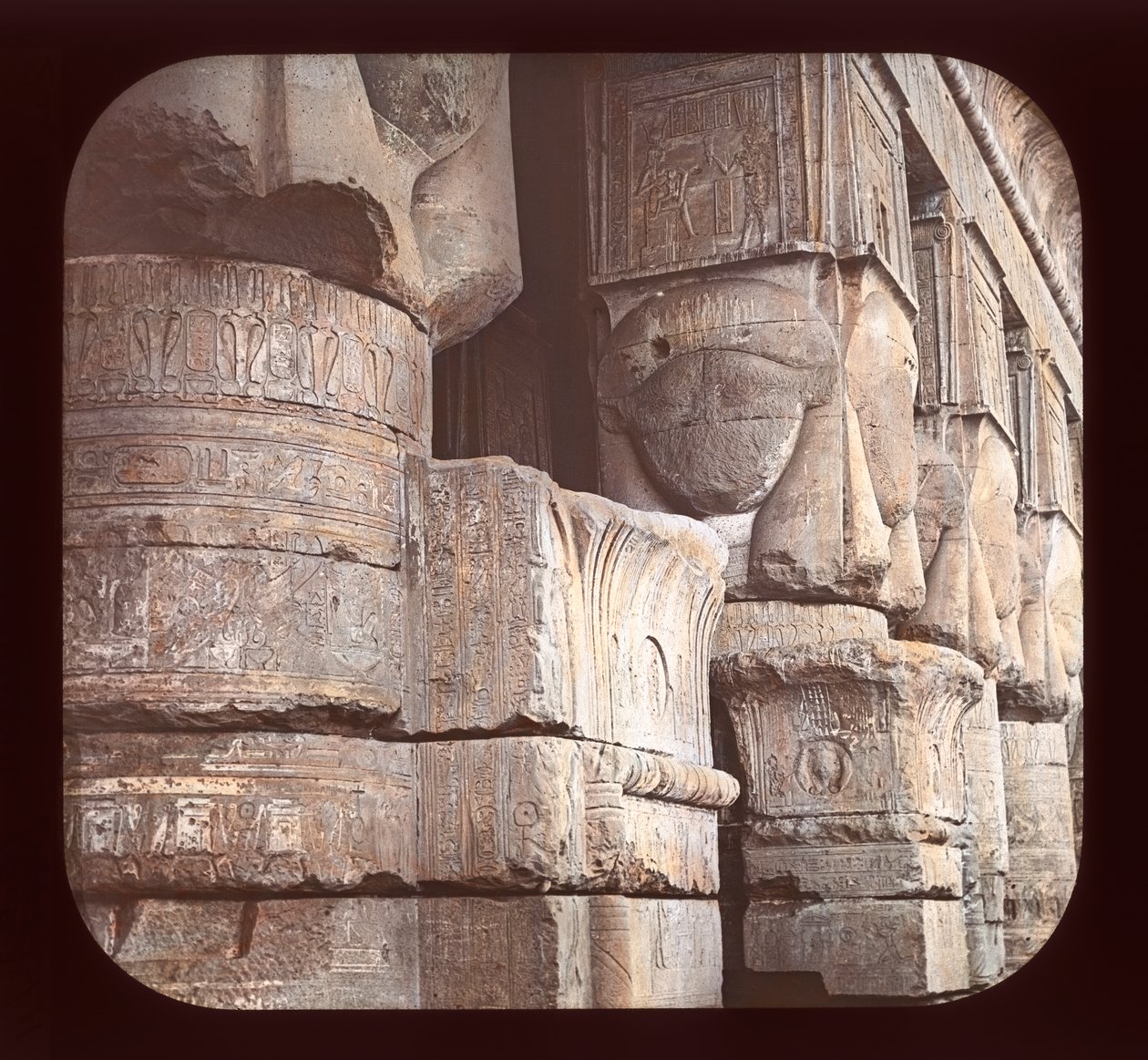 Columnas de la fachada del Templo de Denderah de American Photographer