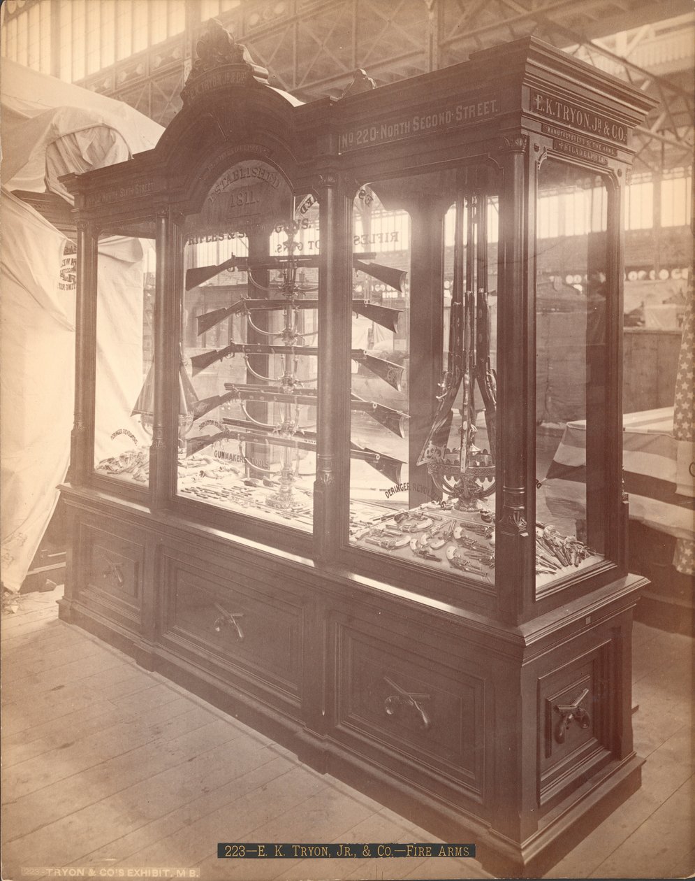 E.K. Tryon Jr. y Co. Armas de fuego, Exposición Centenaria de Filadelfia, 1876 de American Photographer