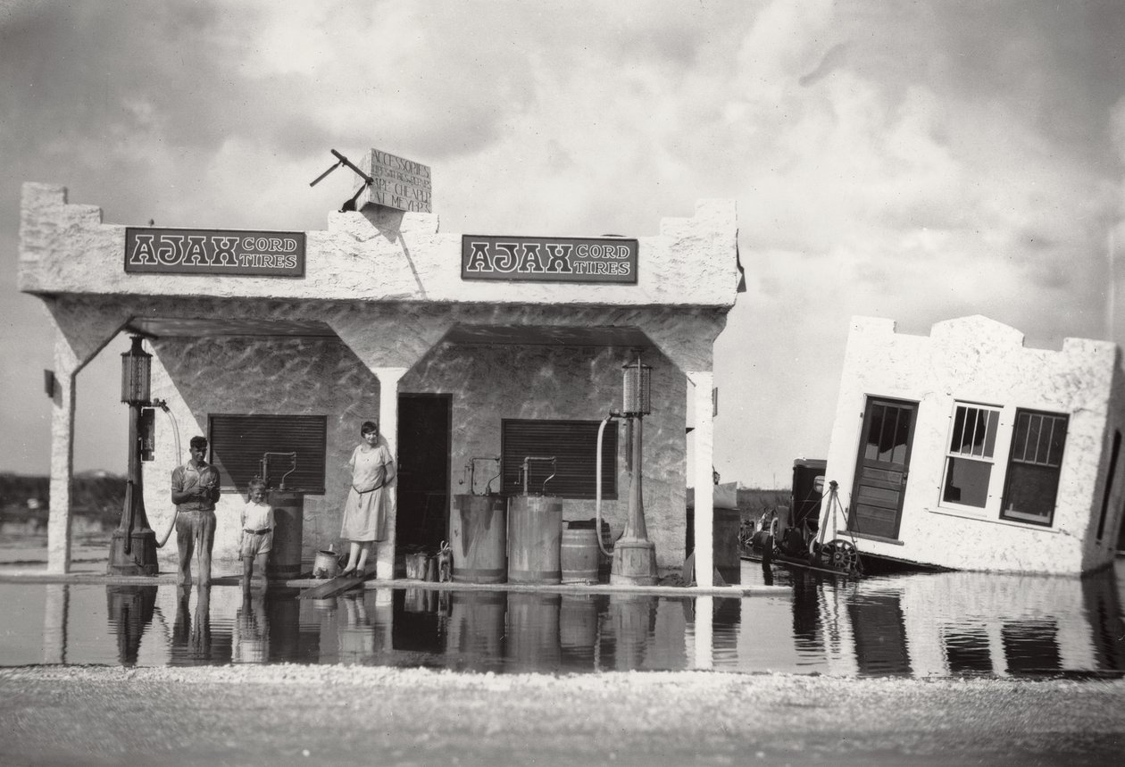 Estación de Servicio, Hialeah, Florida en el Huracán de 1926, 1926 de American Photographer