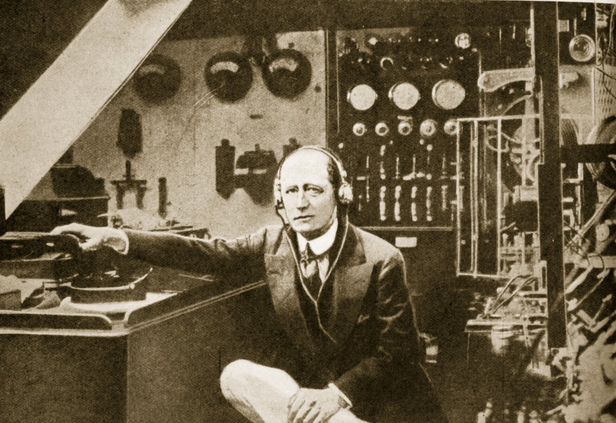 Guglielmo Marconi en la cabina inalámbrica de su yate, Elettra de American Photographer
