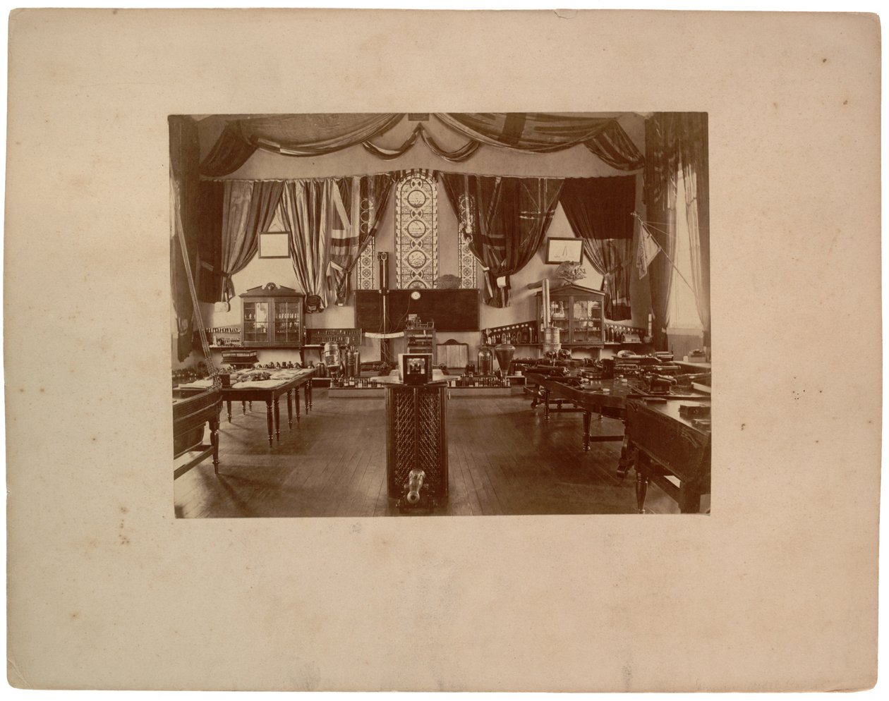 Sala de modelos de artillería, c.1870 de American Photographer