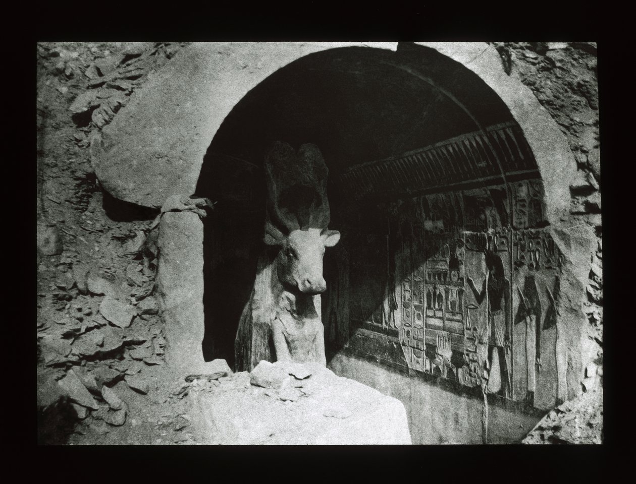 Vaca Hathor en un santuario de la dinastía XVIII, Deir El-Bahri de American Photographer