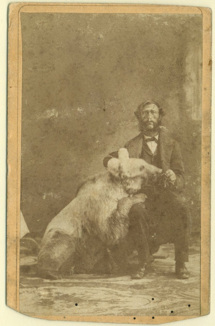 James Capen Grizzly Adams (1807-60) fotografiado con un oso grizzly de American Photographer