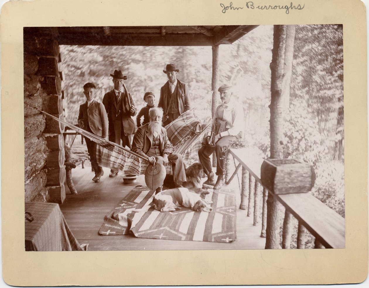 John Burroughs (1827-1921), naturalista americano, sentado en una hamaca en el centro del grupo de American Photographer