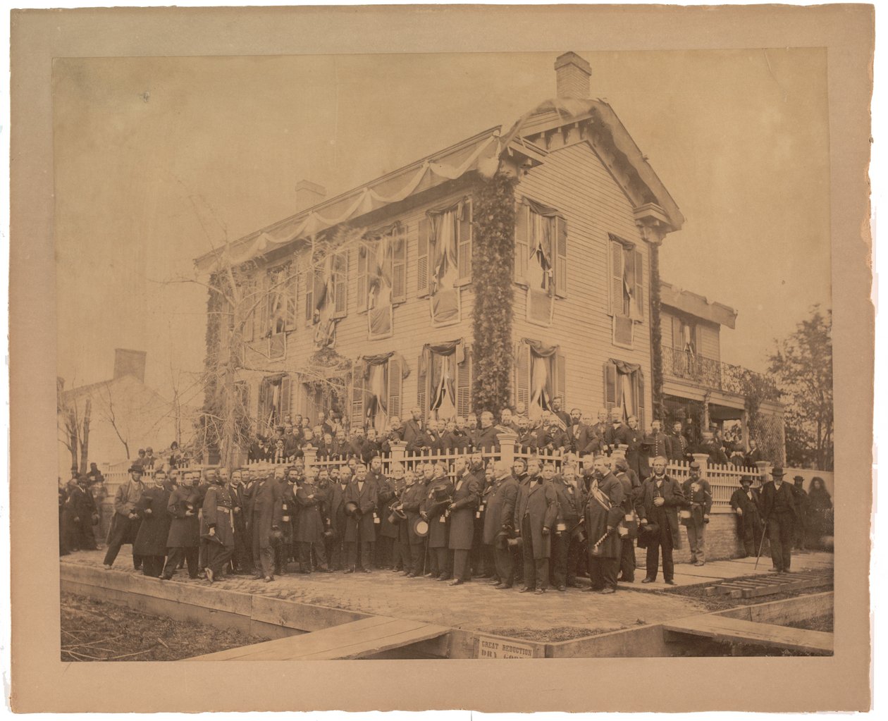 Gran impresión de albúmina de la casa de Lincoln en Springfield después del funeral, 1865 de American Photographer