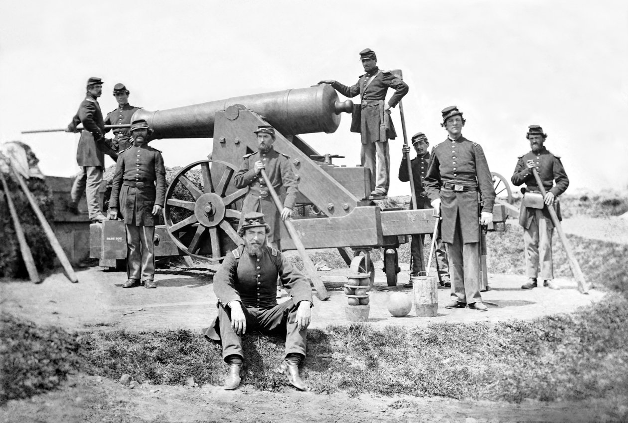 Artilleros de Nueva York con un cañón pesado en Fort Corcoran, primavera de 1862 de American Photographer
