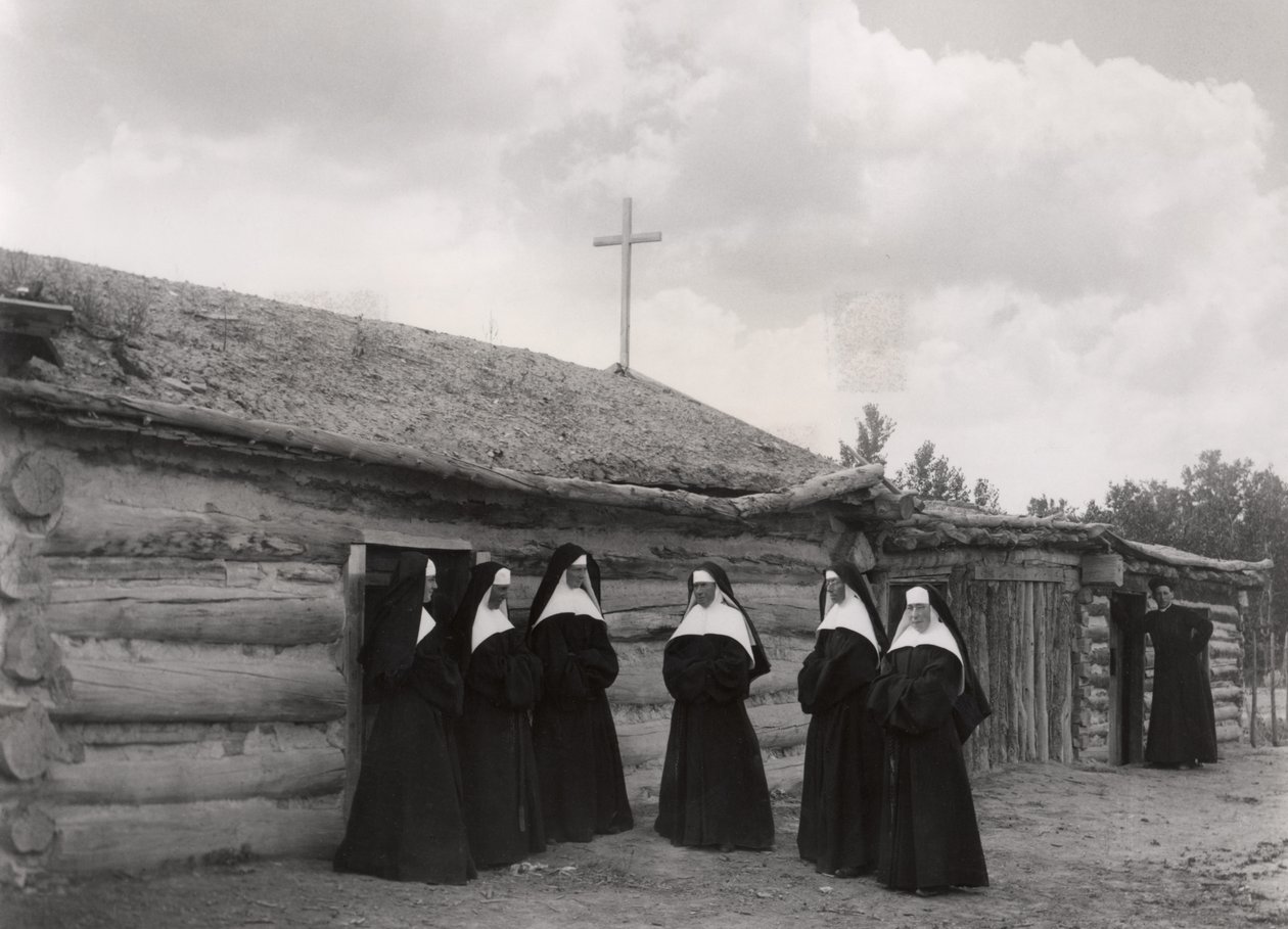 Monjas frente a la misión de Saint Labre, Ashland, Montana de American Photographer
