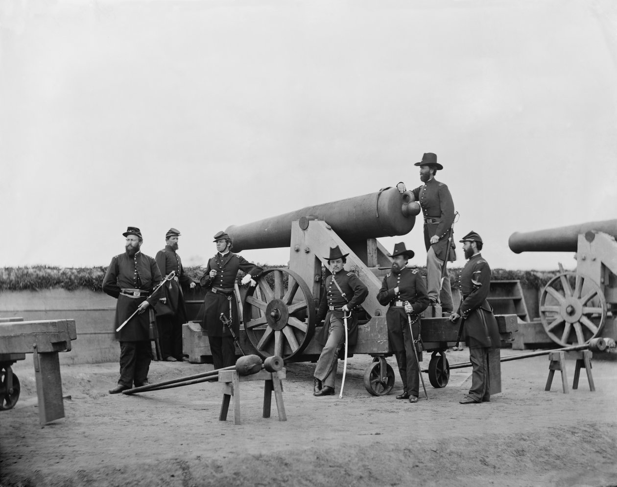 Oficiales posando con un cañón pesado fuera de Washington, D.C., ca. 1862 de American Photographer