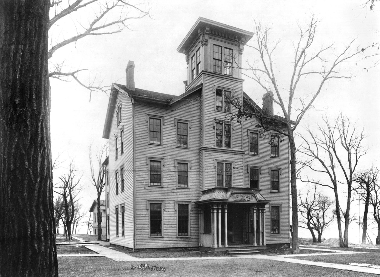 Old College, Evanston, construido en 1855 de American Photographer