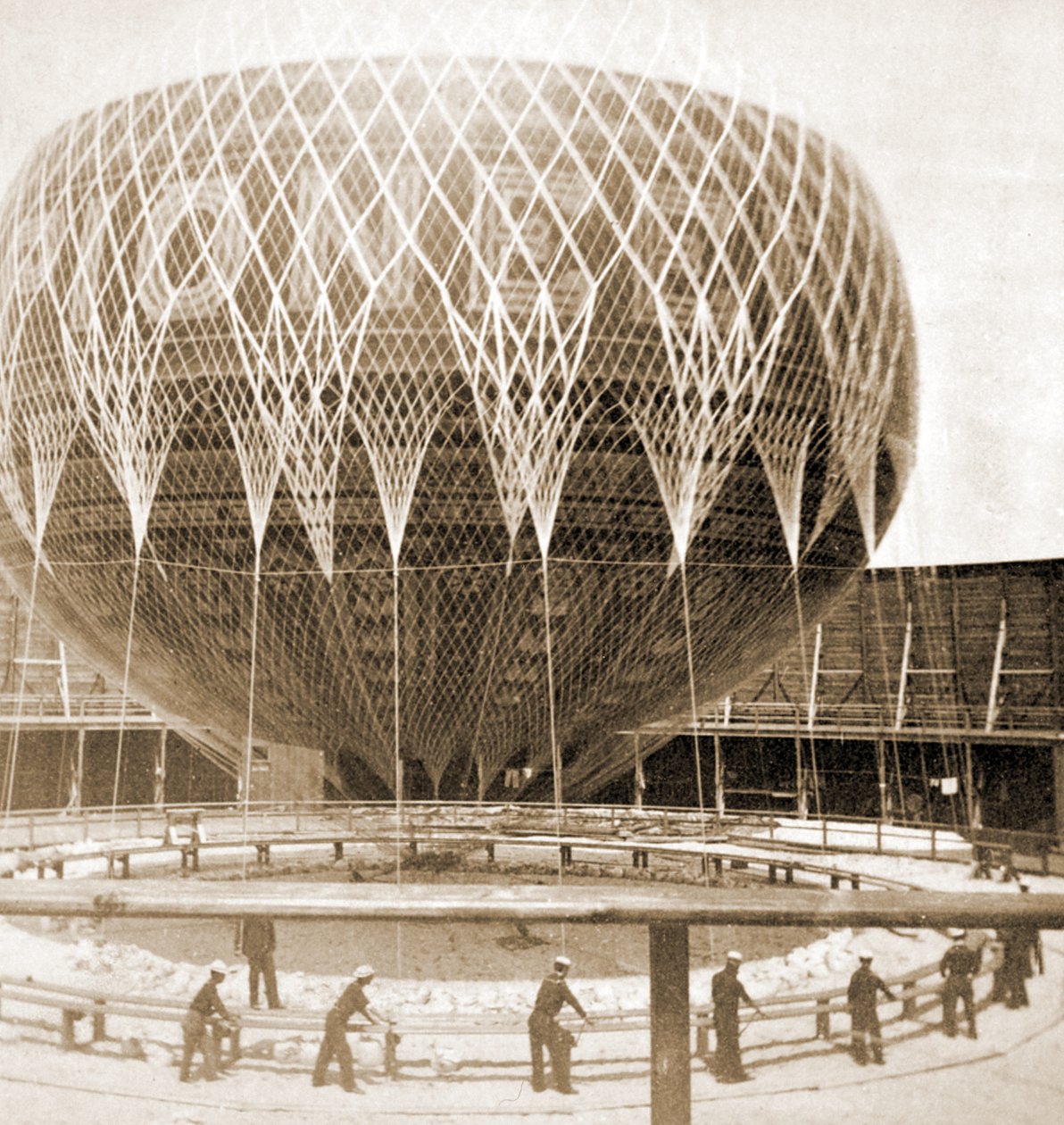 El globo cautivo del Profesor King, The Pioneer, Manhattan Beach Resort, California, 1879 de American Photographer