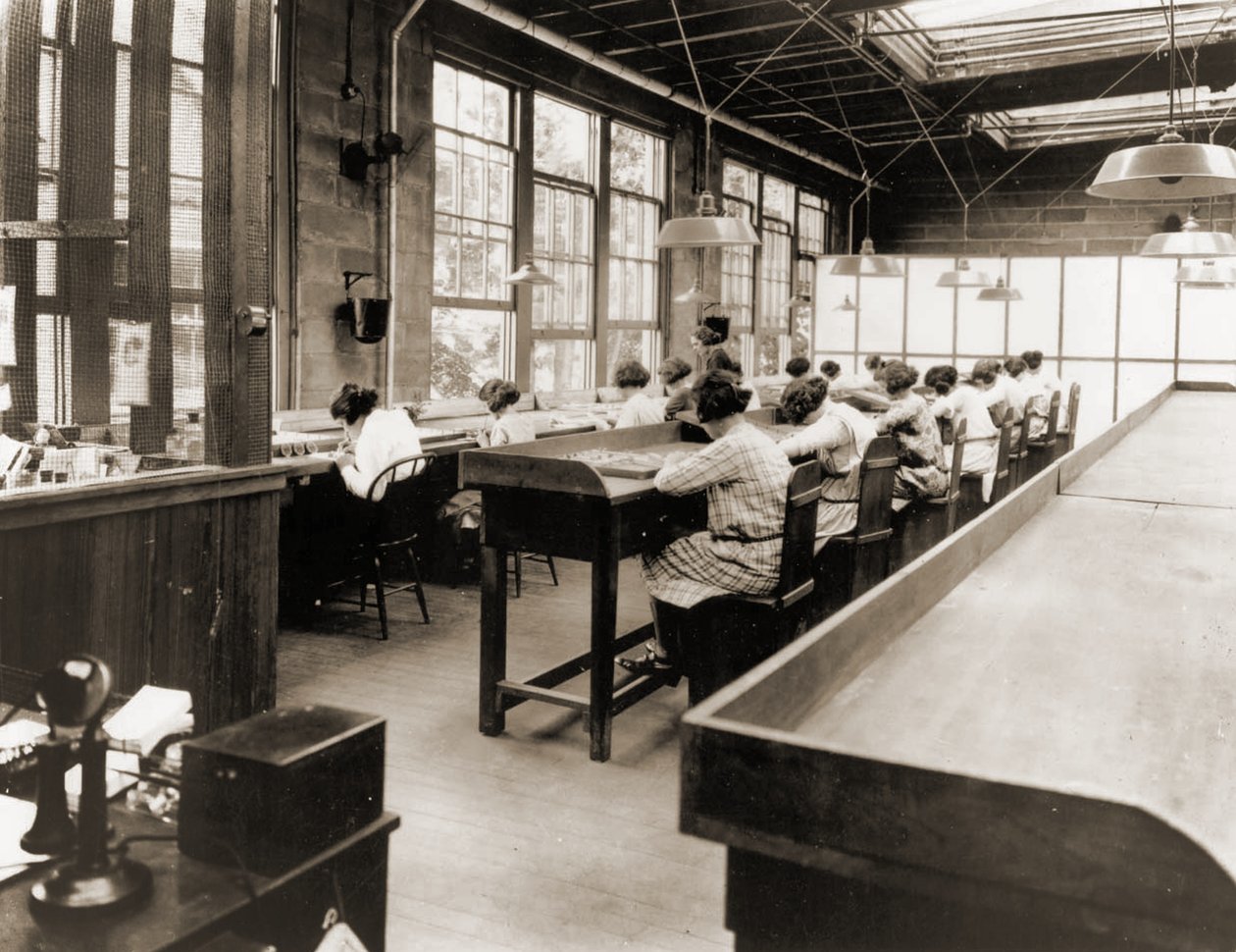 Las Chicas del Radio trabajando en una fábrica de la United States Radium Corporation. c.1922 (foto sepia) de American Photographer