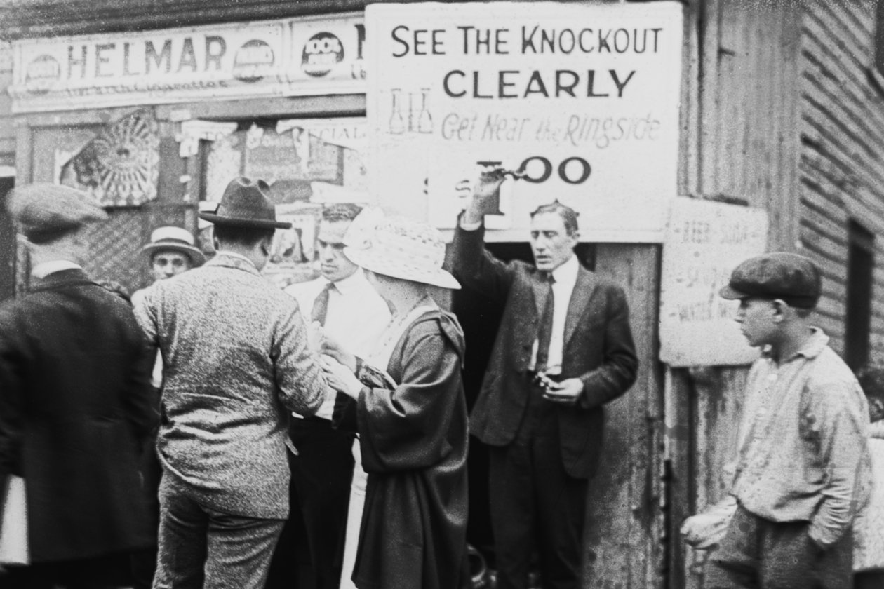Vendiendo binoculares para la mejor vista de la pelea de boxeo, Nueva York, 1900 de American Photographer