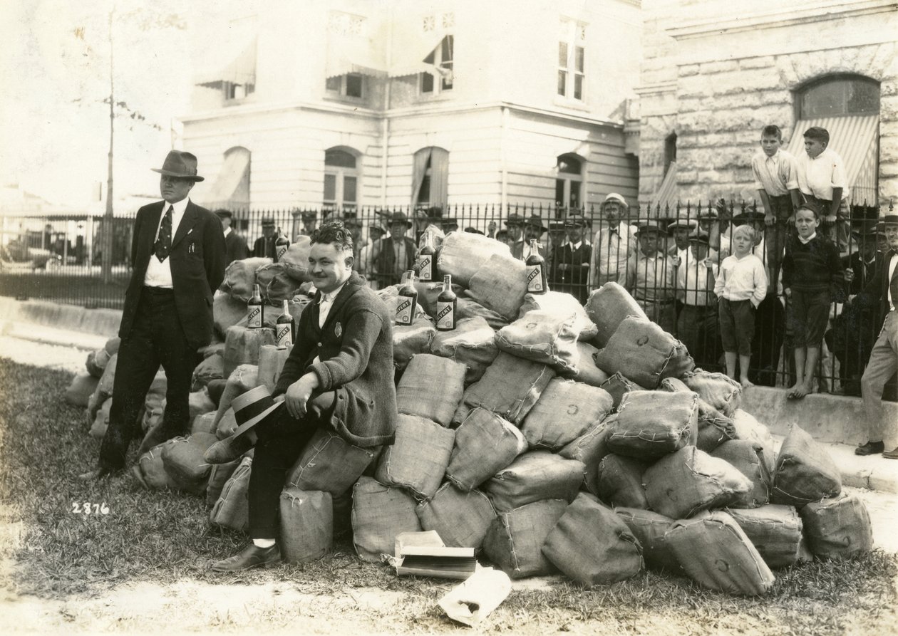 Sheriff Allen con licor fuera de la cárcel del condado de Dade, Florida, 1922 de American Photographer